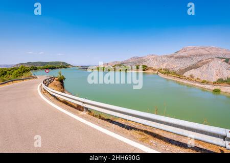 Strada vuota di Embalse Tajo de la Encantada in giornata di sole, Andalusia, Spagna, Europa Foto Stock