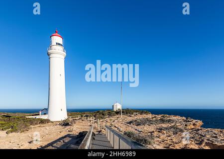 Australia, Victoria, faro di Cape Nelson in piedi contro il cielo blu chiaro Foto Stock