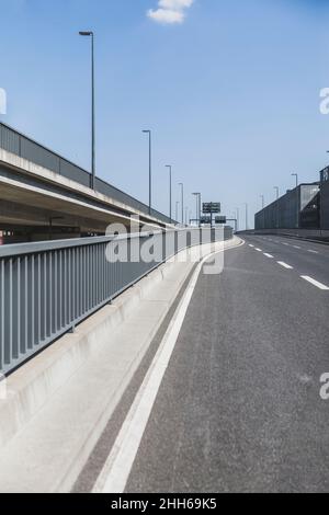 Germania, Brandeburgo, Schonefeld, strada di accesso all'aeroporto di Berlino-Brandeburgo Foto Stock