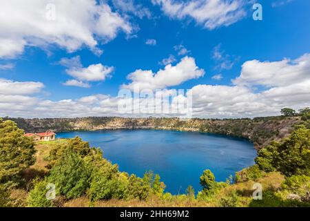 Australia, Australia Meridionale, nuvole su Blue Lake in estate Foto Stock