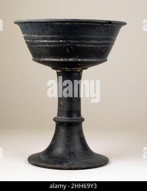 Coppa prima metà del 6th secolo a.C. piede alto etrusco con linee orizzontali incise. Tazza. Etrusca. Prima metà del 6th secolo a.C. Terracotta; bucchero pesante. Arcaico. Vasi Foto Stock