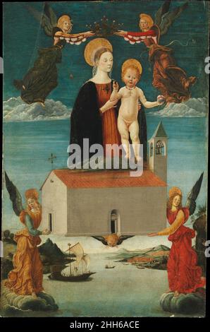 La traduzione della Santa Casa di Loreto ca. 1490 attribuito a Saturnino Gatti italiano secondo la leggenda, nel 1291 la casa della Vergine Maria fu miracolosamente trasportata da angeli di Terra Santa dopo la sconfitta musulmana dei Crociati. La casa si stabilì prima in Dalmazia e poi, nel 1294, si riposò a Loreto, sulla costa adriatica d'Italia, e divenne luogo di pellegrinaggio. Qui si trova in tutta l'Adriatico, sotto l'orologio dei suoi ex occupanti. Il pittore di spicco della regione abruzzese, Saturnino dipinse questa affascinante opera nel 1490.. La traduzione del Santo H. Foto Stock