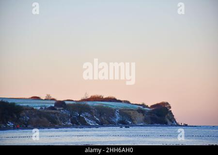 Scogliera di Boltenhagen in un freddo, gelido giorno di inverni a Sunset, Mecklenburg, Germania Foto Stock