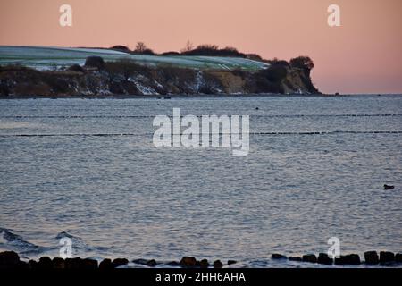 Scogliera di Boltenhagen in un freddo, gelido giorno di inverni a Sunset, Mecklenburg, Germania Foto Stock