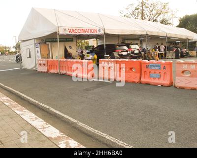 Le stazioni di vaccinazione drive-through nella tribuna di Quirino a Manila. L'unità governativa locale di Manila, su proposta del sindaco Francisco Domagoso, lancia la Luneta o il luogo di vaccinazione drive-through della tribuna di Quirino e un ospedale mobile temporaneo. Il sito di vaccinazione offre jab di richiamo dalle ore 8 alle ore 5 per proteggere la salute e la sicurezza della popolazione durante questa crisi pandemica. Mentre l'ospedale mobile sarà aperto a tutti e si rivolgono a pazienti con sintomi COVID-19 da lievi a moderati. (Foto di Josefiel Rivera/SOPA Images/Sipa USA) Foto Stock