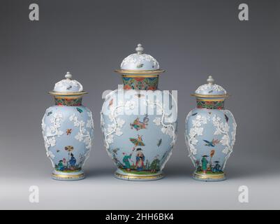 Vaso (da una garniture di tre) ca. 1725–30 Meissen Manufactory German l'elaborato stemma e monogramma di Vittorio Amadeus II (1666–1732), re di Sardegna, servono come decorazione primaria di questo becher e piattino (54.147.75, .76), Che appartengono a un servizio di tè e cioccolato presentato come dono dal II agosto (1670–1733), comunemente noto come Augusto il forte, elettore di Sassonia, re di Polonia, nel 1725. Il servizio di porcellana faceva parte di un dono diplomatico molto più grande inviato a Victor Amadeus II dalla corte sassone, e per il suo significato artistico e diplomatico, è stato ben documentato Foto Stock