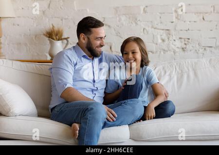 Buon padre e bambino allegro che trascorrono il tempo libero insieme Foto Stock