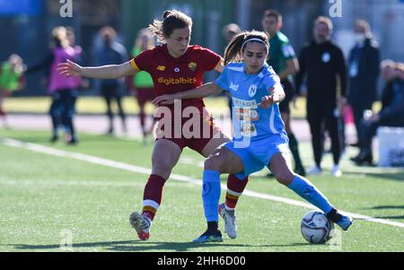 Napoli, Italia. 23rd Jan 2022. Emilie Haavai (11) AS Roma Femminile e Sejde Abrahamsson (22) Napoli Femminile durante il Campionato Italiano di Calcio League A Women 2021/2022 Match tra Napoli Femminile vs Roma Femminile allo stadio Arena Giuseppe piccolo di Cercola (NA), Italia, il 23 gennaio 2022 Credit: Agenzia indipendente per la fotografia/Alamy Live News Foto Stock