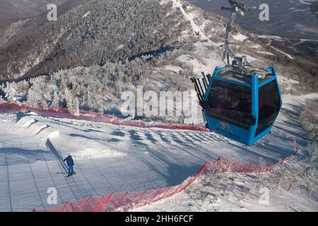 (220123) -- HARBIN, 23 gennaio 2022 (Xinhua) -- Uno sciatore della provincia di Heilongjiang partecipa ad una sessione di addestramento alla stazione sciistica di Yabuli ad Harbin, nella provincia di Heilongjiang della Cina nord-orientale, 21 gennaio 2022. Yabuli, situato nel nord-est della Cina, è la culla degli sport invernali cinesi. Vantando un'area sciistica professionale, lo Yabuli Resort ha ospitato molti giochi invernali nazionali, continentali e internazionali come la Coppa del mondo di snowboard FIS, la World Winter Universiade e i Giochi invernali Asiatici. (Xinhua/Xie Jianfei) Foto Stock