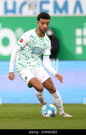 22 gennaio 2022, Baviera, Fürth: Calcio: Bundesliga, SpVgg Greuther Fürth - FSV Mainz 05, Matchday 20, presso lo Sportpark Ronhof Thomas Sommer. Timothy Tillman di Fürth gioca la palla. Foto: Daniel Karmann/dpa - NOTA IMPORTANTE: In conformità con i requisiti della DFL Deutsche Fußball Liga e della DFB Deutscher Fußball-Bund, è vietato utilizzare o utilizzare fotografie scattate nello stadio e/o della partita sotto forma di sequenze di immagini e/o serie di foto video-simili. Foto Stock