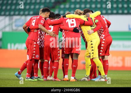 22 gennaio 2022, Baviera, Fürth: Calcio: Bundesliga, SpVgg Greuther Fürth - FSV Mainz 05, Matchday 20, presso lo Sportpark Ronhof Thomas Sommer. I giocatori di Mainz si levano in piedi insieme prima dell'inizio della partita. Foto: Daniel Karmann/dpa - NOTA IMPORTANTE: In conformità con i requisiti della DFL Deutsche Fußball Liga e della DFB Deutscher Fußball-Bund, è vietato utilizzare o utilizzare fotografie scattate nello stadio e/o della partita sotto forma di sequenze di immagini e/o serie di foto video-simili. Foto Stock