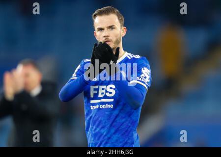 Leicester, Regno Unito. 23rd gennaio 2022: King Power Stadium, Leicester, Leicestershire, Inghilterra; Premier League football, Leicester City contro Brighton e Hove Albion; James Maddison di Leicester City applaude i sostenitori della casa dopo il fischio finale Foto Stock