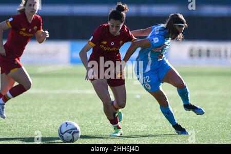 Paloma Lazaro (29) AS Roma Femminile e Sejde Abrahamsson (22) Napoli Femminile durante il Campionato Italiano di Calcio a Women 2021/2022 Match tra Napoli Femminile vs Roma Femminile allo stadio Arena Giuseppe piccolo di Cercola (NA), Italia, il 23 gennaio 2022 Foto Stock