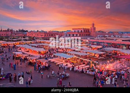 MARRAKECH, MAROCCO - 22 ottobre 2013: Serata in Piazza Djemaa El Fna con la Moschea di Koutoubia, Marrakech, Marocco Foto Stock