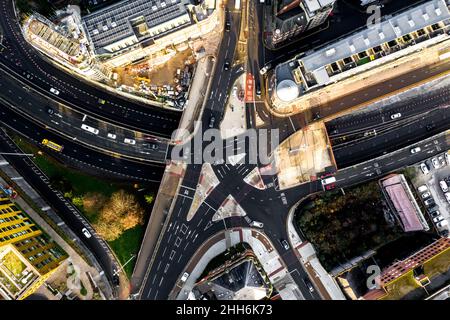 Una vista aerea direttamente sopra un complicato incrocio stradale e cavalcavia con traffico che si muove in diverse direzioni a Leeds, West Yorkshire Foto Stock