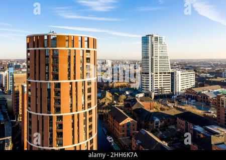 LEEDS, REGNO UNITO - 14 GENNAIO 2022. Una vista aerea degli edifici Candle House e Bridgewater Place a Granary Wharf, Leeds Foto Stock