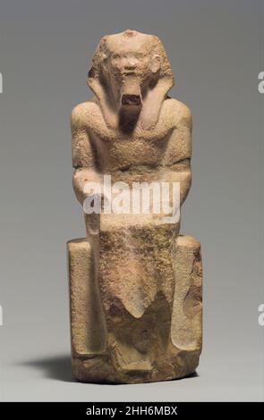 Statua del Re Menkaure ca. 2490–2472 a.C. l'antico regno Menkaure, figlio di Khafre e nipote di Khufu, costruì la terza Piramide a Giza. A differenza della prima e della seconda piramide di suo padre e nonno che erano coperti di calcare bianco, Menkaure progettò di mettere la sua piramide in granito. Questo rimase incompiuto alla sua morte e non fu mai completato. Il suo complesso piramidale fu scavato da una spedizione congiunta dell'Università di Harvard e del Museo delle Belle Arti di Boston, nel 1908. Questa statuetta incompiuta di Menkaure fu trovata in un laboratorio dello scultore associato al tempio a valle del suo pyr Foto Stock