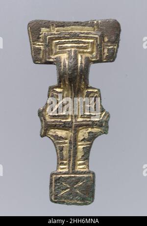 Brooch a testa quadrata prima metà 6th secolo anglosassone. Spilla a testa quadrata. Anglosassone, prima metà del 6th secolo. Argento-dorato. Prodotto in Kent, Inghilterra. Metallurgia-Argento Foto Stock