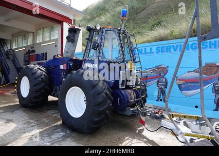 La stazione RNLI Lifeboat a Sheringham, Norfolk, Inghilterra, Regno Unito, che mostra il trattore che lancia la scialuppa di salvataggio costiera Foto Stock