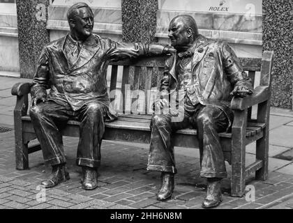 Statue di Churchill e Roosevelt seduti su una panchina, Londra, Regno Unito. Foto Stock