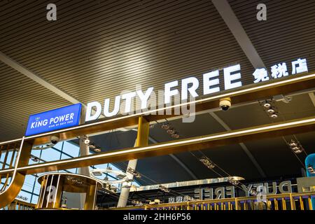 Phuket, Thailandia - Gennaio 2022: Cartello del negozio King Power Duty Free. Il King Power International Group è un famoso gruppo di viaggi thailandesi Foto Stock
