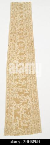 Pannello da un mantello o grembiule all'inizio del 17th secolo Un gruppo distintivo di ricami bengala realizzati tra la metà del XVI e la metà del XVII secolo sono ricamati con la seta bianca giallastra nota come tasar, uno dei diversi tipi di seta selvatica (cioè, incolta) che era abbondante nell'India orientale. Incorporano immagini altamente fantasiose, tra cui creature marine, sirene, scene della Bibbia, figure europee, animali e cacciatori tratti da un mix di incisioni europee e tradizioni locali. Diversi esempi includono stemmi portoghesi e devono essere stati fatti per il porto Foto Stock