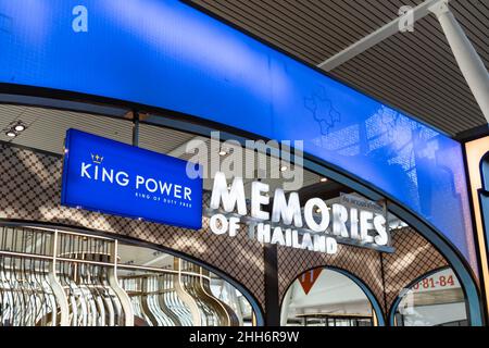 Phuket, Thailandia - Gennaio 2022: Cartello del negozio King Power Duty Free. Il King Power International Group è un famoso gruppo di viaggi thailandesi Foto Stock
