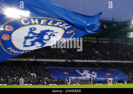 Vista generale in quanto le bandiere sono volate prima del calcio d'inizio nella partita della Premier League a Stamford Bridge, Londra. Data foto: Domenica 23 gennaio 2022. Foto Stock