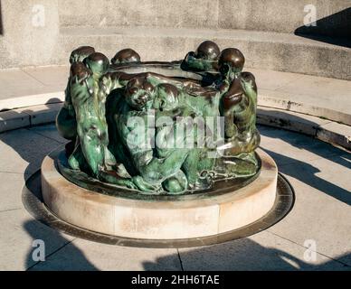 Zagabria, Croazia, Repubblica Hrvatska, Europa. Zagabria. Pozzo di vita (Zdenac zivota), fontana in bronzo realizzata nel 1905 dallo scultore, architetto e scrittore croato Ivan Mestrovic (1883-1962). Foto Stock