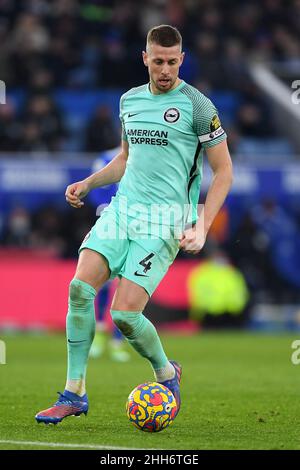 LEICESTER, REGNO UNITO. GENNAIO 23rd Adam Webster di Brighton e Hove Albion durante la partita della Premier League tra Leicester City e Brighton e Hove Albion al King Power Stadium di Leicester domenica 23rd gennaio 2022. (Credit: Jon Hobley | MI News) Credit: MI News & Sport /Alamy Live News Foto Stock
