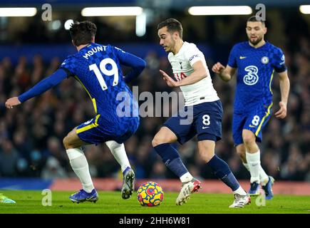 Harry Winks (centro) di Tottenham Hotspur batte per la palla con Mason Mount di Chelsea (a sinistra) e Mateo Kovacic durante la partita della Premier League a Stamford Bridge, Londra. Data foto: Domenica 23 gennaio 2022. Foto Stock