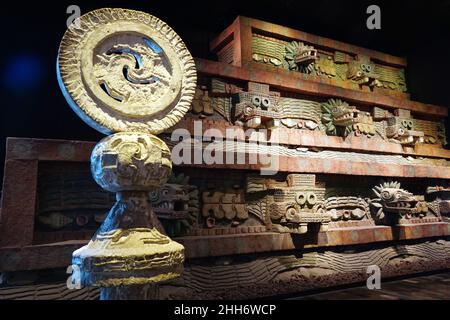 Riproduzione del Tempio del serpente piume a Teotihuacan, Museo Nazionale di Antropologia, Museo Nacional de Antropología, Città del Messico Foto Stock