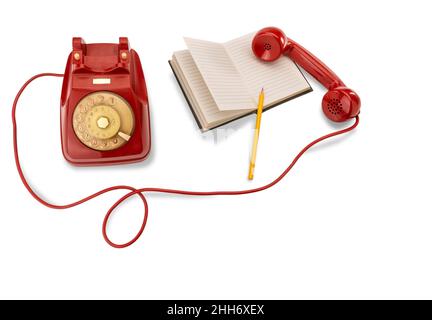 Vecchio telefono a quadrante rosso rotante con notebook foderato e matita gialla nella vista dall'alto isolato su sfondo bianco, spazio copia Foto Stock