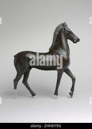 Statuetta di bronzo di un cavallo tardo 2nd–1st secolo a.C. greco quando questo cavallo di bronzo fu acquistato per la prima volta nel 1923, La sua austera maestosità portò alla sua identificazione come capolavoro dell'antica classica del V secolo a.C. fu da tempo proclamato artisticamente il più importante oggetto singolo della collezione classica del Museo. Alla fine del 1960s, la sua autenticità è stata messa in discussione per motivi tecnici, causando un tumulto internazionale e un intenso dibattito accademico. Dopo un'approfondita analisi scientifica, che include la datazione di termoluminescenza del suo nucleo di argilla, la sua autenticità è stata rivenduta. Tuttavia, è un'azione molto consistente Foto Stock