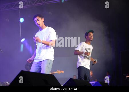 UK Entertainment - Relentless Freeze Festival, Rizzle Kicks Jordan 'Rizzle' Stephens, Harley 'Shylvester' Alexander-Sule il duo hip hop britannico delizierà la folla nella fase principale del festival annuale di sci e snowboard alla Battersea Power Station di Londra. 28 ottobre 2011. Foto Paul Cunningham Foto Stock