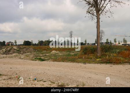 Sabbia e sabbia viva nei campi dove sorgerà un nuovo quartiere residenziale. Foto Stock