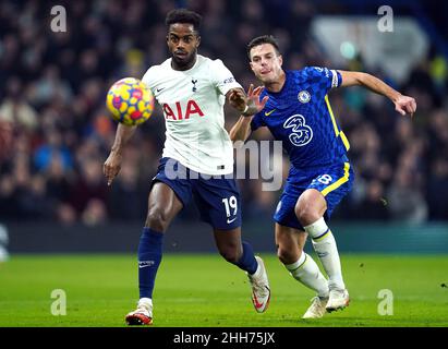 Ryan Sessegnon di Tottenham Hotspur (a sinistra) e Cesar Azpilicueta di Chelsea combattono per la palla durante la partita della Premier League a Stamford Bridge, Londra. Data foto: Domenica 23 gennaio 2022. Foto Stock