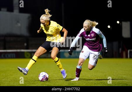 Pernille Harder di Chelsea in ca ton con Katerina Svitkova del West Ham United durante la partita finale della Continental Women's League Cup al Chigwell Construction Stadium di Londra. Data foto: Mercoledì 19 gennaio 2022. Foto Stock