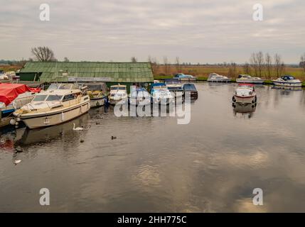 Ludham, Norfolk, Regno Unito – Gennaio 2022. Ludham Bridge Boatyard e barche a motore sul fiume ANT, Norfolk Broads Foto Stock