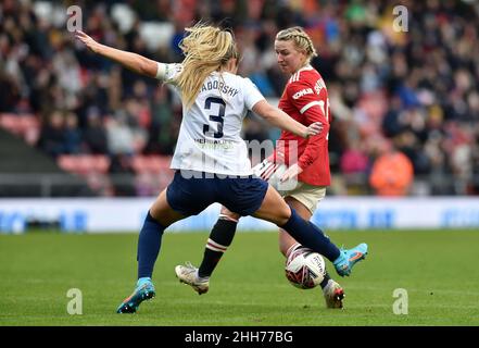 LEIGH, REGNO UNITO. GEN 23rd Jackie Groenen di Manchester United Women si inleva con Shelina Zadorsky di Tottenham Hotspur Football Club Women durante la partita Barclays fa Women's Super League tra Manchester United e Tottenham Hotspur al Leigh Sports Stadium, Leigh, domenica 23rd gennaio 2022. (Credit: Eddie Garvey | MI News) Credit: MI News & Sport /Alamy Live News Foto Stock