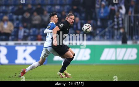 Magdeburg, Germania. 23rd Jan 2022. Calcio: 3. campionato, 1. FC Magdeburg - TSV Havelse, 22. matchday, MDCC-Arena. Raphael Obermair (l) di Magdeburg gioca contro il Fynn Lakenmacher di Havelse. Credit: Ronny Hartmann/dpa/Alamy Live News Foto Stock