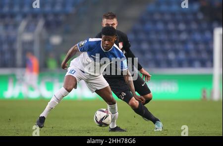 Magdeburg, Germania. 23rd Jan 2022. Calcio: 3. campionato, 1. FC Magdeburg - TSV Havelse, 22. matchday, MDCC-Arena. Moritz Kwarteng (l), nuovo arrivato di Magdeburg, gioca contro Noah Plume di Havelse. Credit: Ronny Hartmann/dpa/Alamy Live News Foto Stock