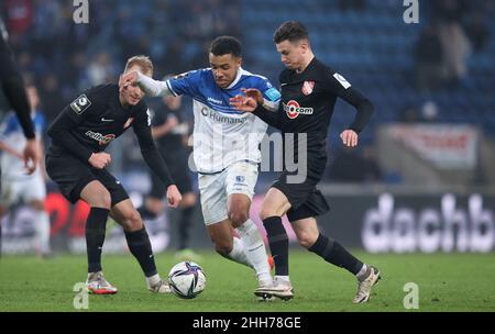 Magdeburg, Germania. 23rd Jan 2022. Calcio: 3. campionato, 1. FC Magdeburg - TSV Havelse, 22. matchday, MDCC-Arena. La campana di Leon (M) di Magdeburg gioca contro Julius Dueker (l) di Havelse e Leon Damer. Credit: Ronny Hartmann/dpa/Alamy Live News Foto Stock