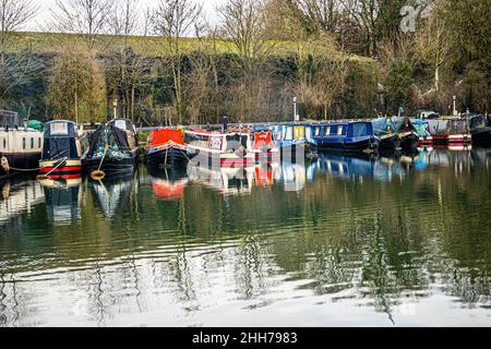 barche sulla nitidezza del canale gloucester Foto Stock