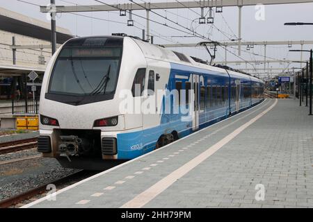 Treno Stadler Flirt 3 da Keolis a Enschede lungo la piattaforma della stazione di Zwolle nei Paesi Bassi Foto Stock