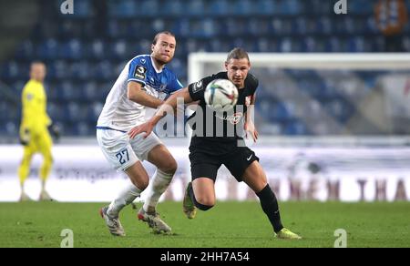 Magdeburg, Germania. 23rd Jan 2022. Calcio: 3. campionato, 1. FC Magdeburg - TSV Havelse, 22. matchday, MDCC-Arena. Il Korbinian Burger (l) di Magdeburg gioca contro il Fynn Lakenmacher di Havelse. Credit: Ronny Hartmann/dpa/Alamy Live News Foto Stock