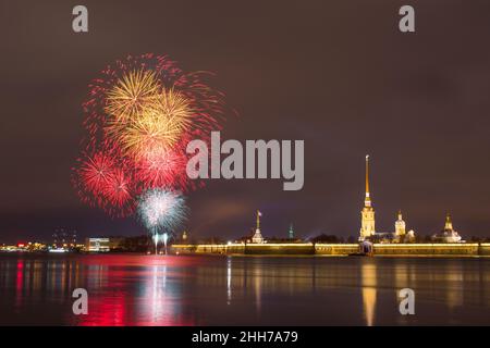 Fuochi d'artificio sul fiume Neva vicino alla Fortezza di Pietro e Paolo di notte nella città di San Pietroburgo Foto Stock