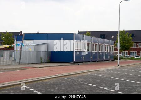 Stanze di classe temporanea per la scuola elementare in una nuova zona residenziale Koningskwartier a zevenhuizen nei Paesi Bassi Foto Stock