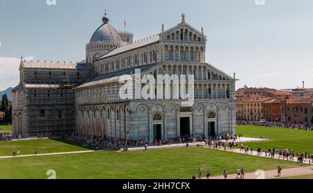 Pisa, Italien-August 01,2021:edifici in Piazza dei Miracoli a Pisa, con la Torre Pendente, il Duomo e il Battistero Foto Stock