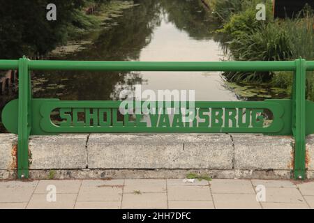 Fosso dove l'acqua proveniente dal polder alexanderpolder è drenato al collevaarsbrug in Capelle aan den IJssel nei Paesi Bassi. Foto Stock